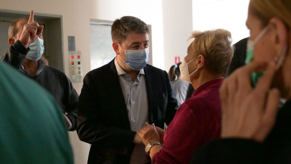 Με ασθενείς και τη διοίκηση του νοσηλευτικού ιδρύματος συνομίλησε ο πρόεδρος του ΠΑΣΟΚ Νίκος Ανδρουλάκης κατά τη χθεσινή επίσκεψή του στο αντικαρκινικό νοσοκομείο «Μεταξά» στον Πειραιά
